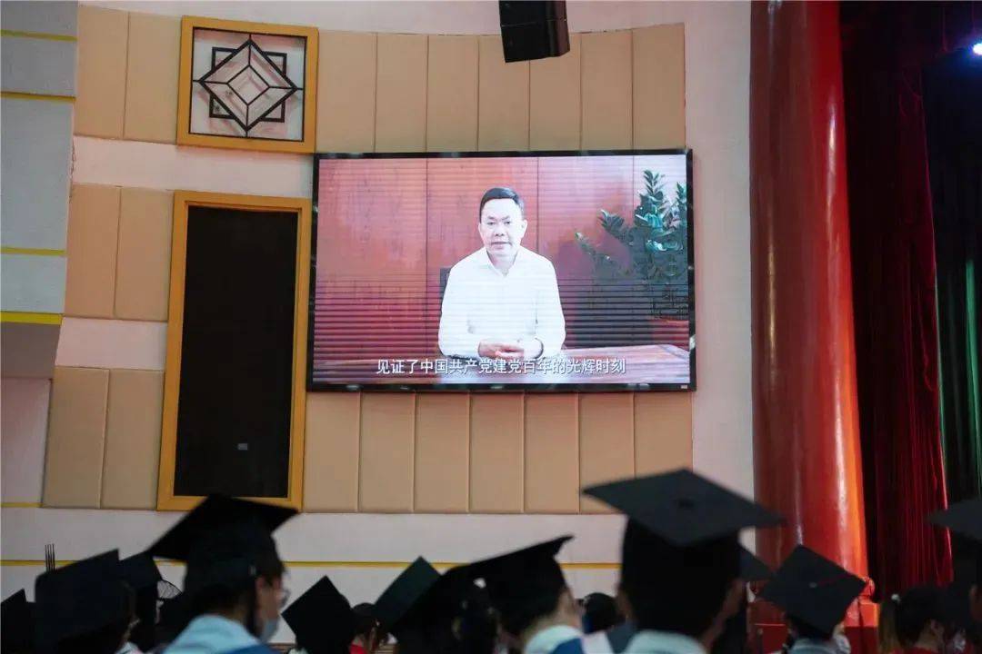 中裝建設(shè)董事長莊重作為廈門大學校友代表在2022屆畢業(yè)典禮上進行發(fā)言 